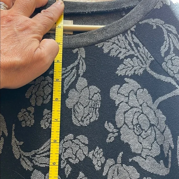 Old Navy Black and Grey Floral Women's Sweater - Picture 4 of 5
